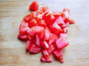 番茄洗干净后切丁。