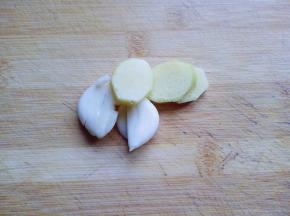 蒜，将去皮切片。