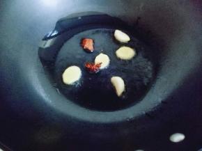 热锅，油温7成时加入香料炒香。