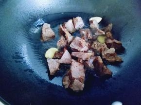 再加入切好的牛肉煸炒。