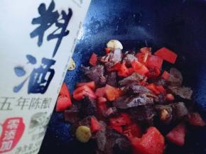 加入料酒，小火翻炒均匀。