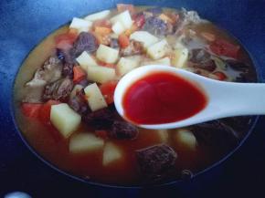 再加入一勺番茄酱。(可以根据个人喜欢，还可以选择加一些胡椒粉。)