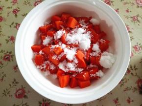 3.	放糖和盐拌匀腌制大约1小时左右，