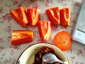 1.	木瓜清洗干净，用勺子去掉中间的木瓜籽，