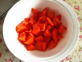 2.	再去皮，切成小块，