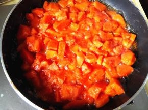 5.	平底锅小火，倒入木瓜块开始熬木瓜果酱啦，注意要不停的搅拌，防止糊锅，