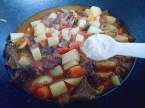 再加入鸡粉提鲜。