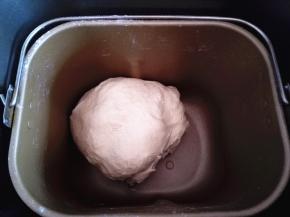 1．	先在面包桶里放入淡奶油，牛奶，再对角放糖和盐，最后放入高筋面粉，中间放上酵母，开始揉面至完全扩展阶段，