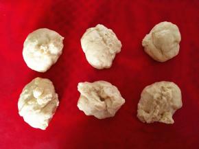 3．	取出来排气，再分成6等份，松驰15分钟，