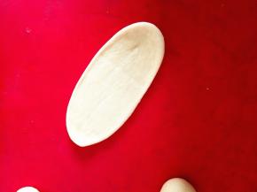 4．	取一份，擀成椭圆形，