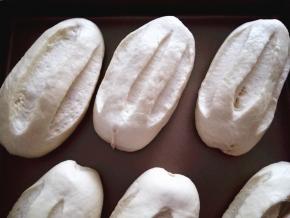 6．	进行二发，发至原来2倍大，用刀切三刀，