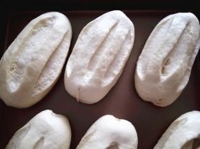 6．	进行二发，发至原来2倍大，用刀切三刀，