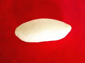 5．	两头向中间对折，再对折，最后收口，收口朝下，