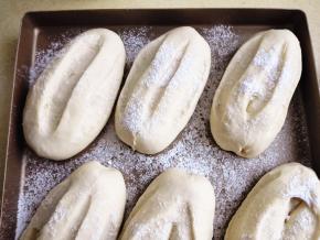 7．	表面喷少量清水，再撒上防潮糖粉，