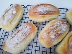 8．	烤箱预热，上下火，中层，180度，烤20分钟。出炉晾温就可以食用了。