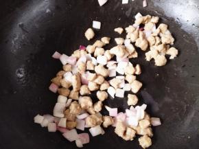 3.	再倒入牛肉粒一起翻炒，