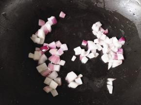 2.	锅热后，倒入食用油，油热了，放入洋葱，炒出香味，