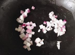 2.	锅热后，倒入食用油，油热了，放入洋葱，炒出香味，