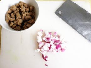 1.	牛肉粒准备好，洋葱清洗干净，切成小丁备用