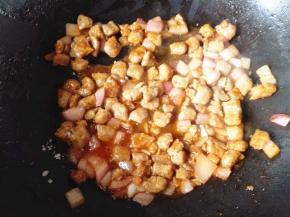 6.	加入白糖收汁，出锅，