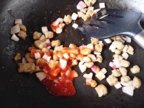 4.	放入蕃茄酱翻炒均匀，