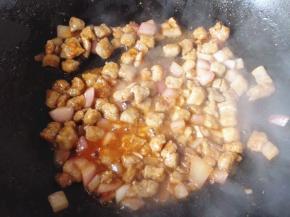 5.	适量加入清水，这里加了一碗清水，