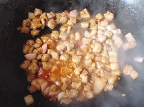 5.	适量加入清水，这里加了一碗清水，