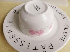 7.	米饭盛到碗里，压实倒扣在盘子里，