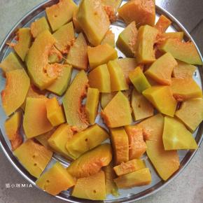 南瓜去皮切块，上锅蒸熟
