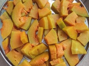 南瓜去皮切块，上锅蒸熟