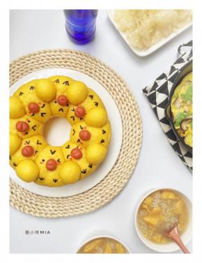 用色素笔画出小鸡的眼睛，爪子和腮红