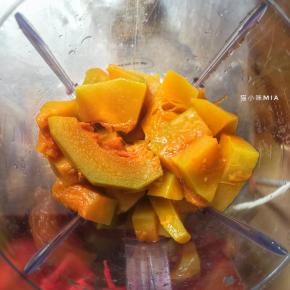 倒入料理机中，打成南瓜泥，没有料理机也可以用勺子压碎即可，用料理机的话，成品会更加细腻些