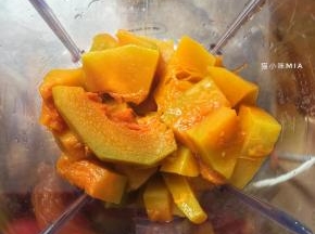 倒入料理机中，打成南瓜泥，没有料理机也可以用勺子压碎即可，用料理机的话，成品会更加细腻些