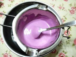 巧克力隔水融化，注意温度，不可太高，否则会油水分离，