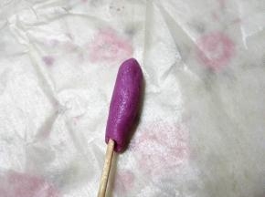 放入冰箱冷藏一会儿，更容易操作，取适量大小，包住牙签，呈纺锤形，做花蕊，