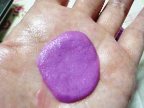 再取适量大小按扁，做花瓣，