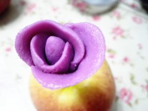 再做几片花瓣，就这样一层层包上，