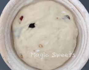 将一发完成的面团排气，发酵篮均匀撒上面粉防沾。排气后的面团滚圆放入篮中，进行第二次发酵。