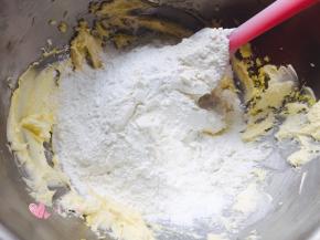 玉米淀粉和低筋面粉混合后筛入，「其实混合后直接倒进去和筛进去感觉没有太大区别，我反正吃不出来」