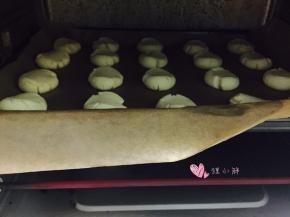 烤箱提前预热，165度左右烤18-20分钟，边缘微黄上色即可，每家烤箱有差异，具体情况稍微调节一下