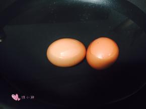 鸡蛋煮熟取蛋黄，蛋清随便处理哈