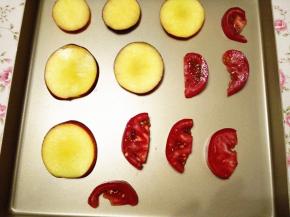 1.	水果洗净，切成自己喜欢的形状，注意尽量切一样的厚度哦，这样成品才会漂亮，放在烤盘上，