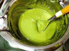 3.	我用的是抹茶巧克力，巧克力隔水融化，注意水温不易过高，否则会油水分离，