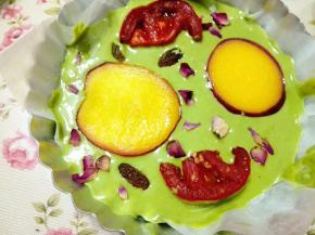 5.	小心的将融化的巧克力倒入其中，注意不要倒到水果上了，再撒上干玫瑰花瓣，也可以先倒入巧克力，再摆上水果，不过那样就不会出现水果通透的感觉了。