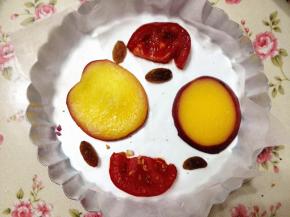 4.	选择适当的模具，里面铺上油纸，这样容易脱模，摆上烤过的水果，