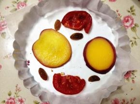 4.	选择适当的模具，里面铺上油纸，这样容易脱模，摆上烤过的水果，