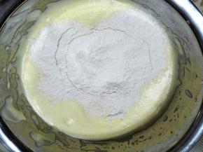 3.	筛入低筋面粉，翻拌均匀