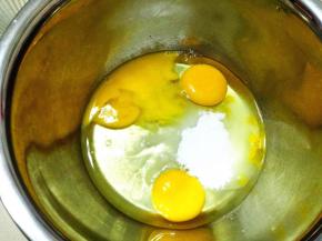 1.	鸡蛋加糖打发，