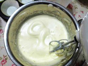 2.	打至发白，提起打蛋头滴落的蛋糊能够出现花纹，且不易消失，