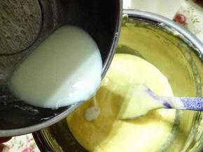 4.	牛奶加入玉米油搅拌均匀，慢慢倒入面糊里，拌匀，